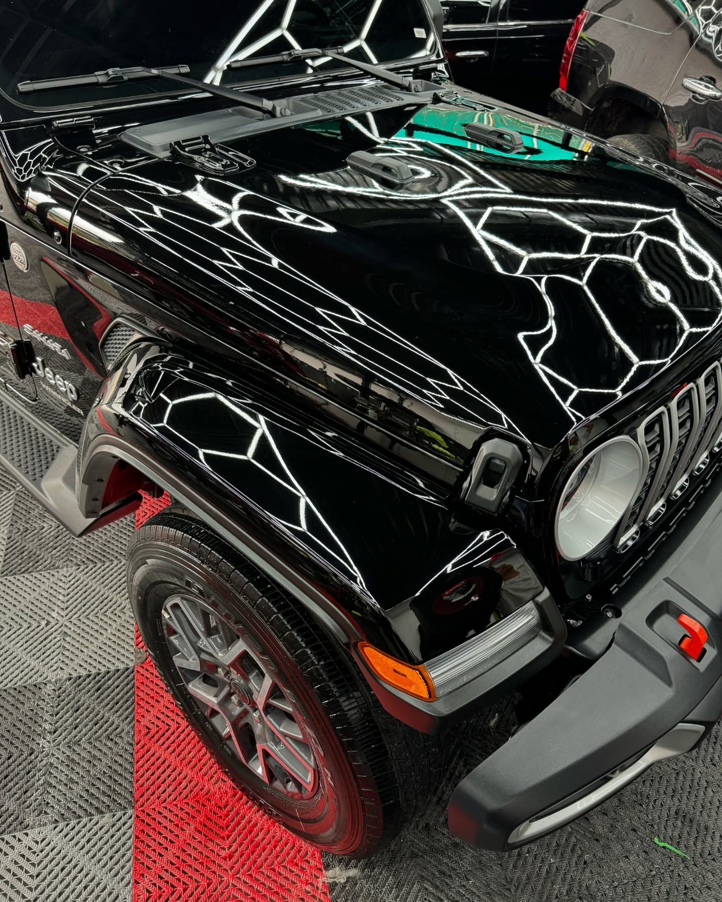 Jeep Wrangler negro con acabado gloss en el taller de CarLab