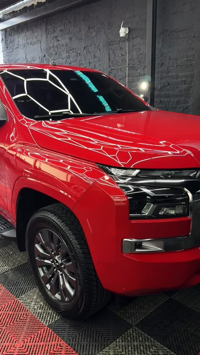 Ceramic coating. Desde ~6 meses hasta 6 años: brillo profundo, hidrofobia y protección UV. También en rines, con su mantenimiento.