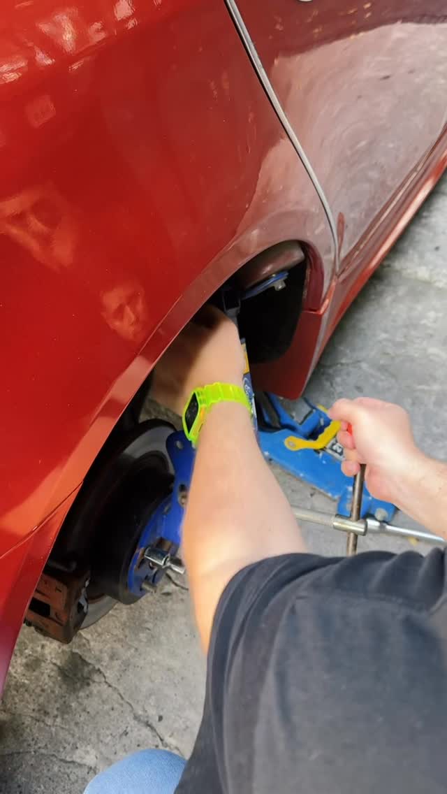 Fender roll. Cuando la llanta topa el guardafango: abrimos espacio con cuidado para que ruede limpio.