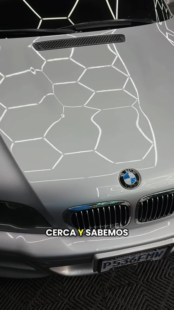 BMW blanco en proceso de detailing en CarLab