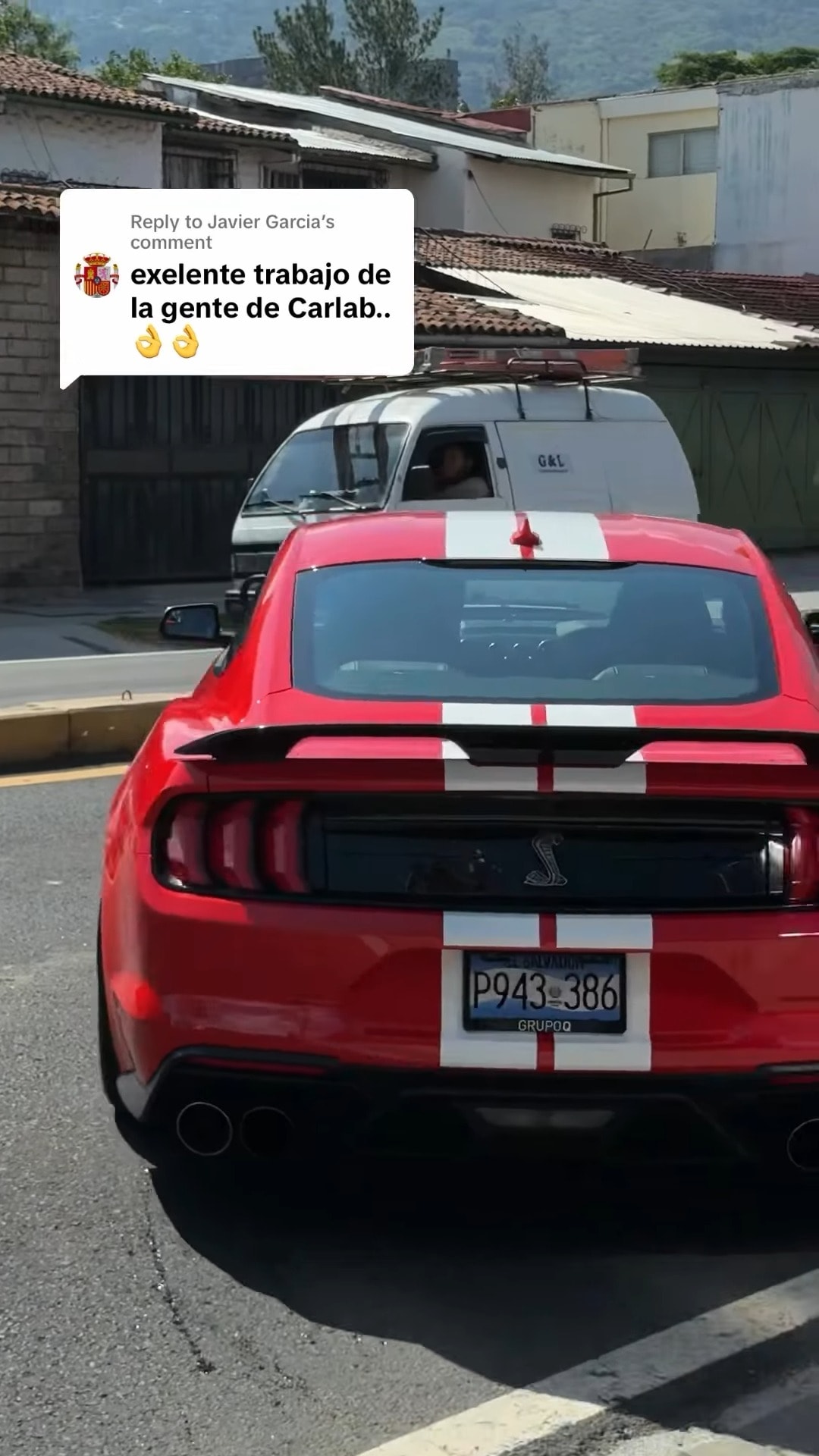 Deportivo rojo — detalle de rueda y acabado en CarLab